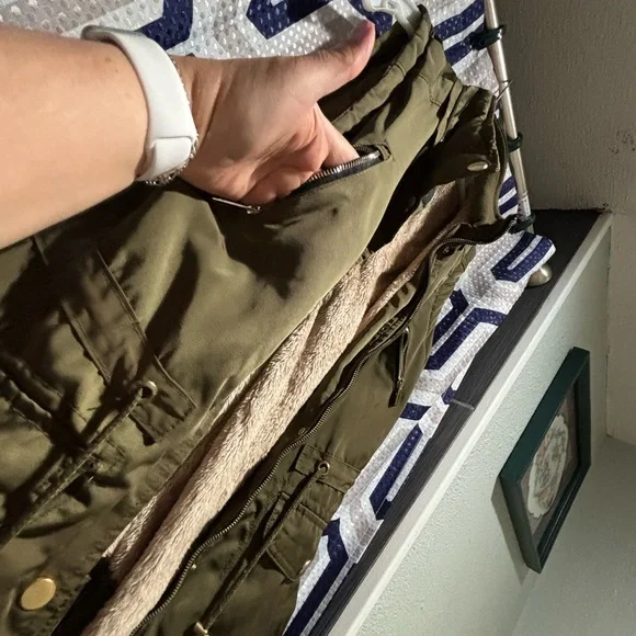 YMI vest sorry no hoodie size (M) - Picture 3 of 9